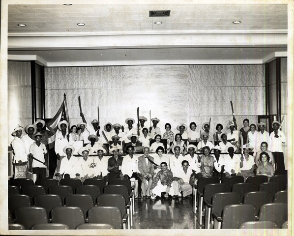 Foto de Carlos Villanueva (primera fila, al centro) durante la visita de los campesinos a la BNJM, con motivo de la celebración del 26 de julio de 1959. Colección especial de fotografías BNJM.